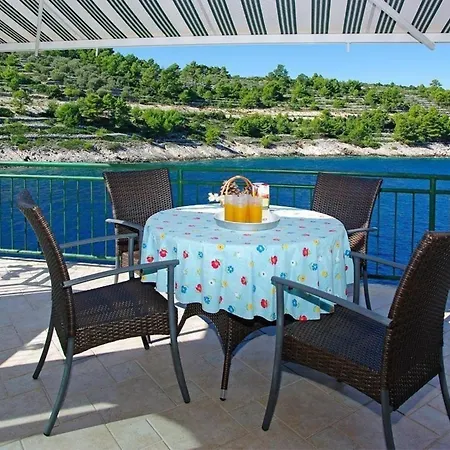 Komfortables Ferienhaus Mit Eigener Badebucht Fuer Erholsamen Urlaub Vela Luka